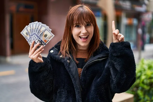 Jovem Mulher Bonita Segurando Notas Dólares Sorrindo Com Uma Ideia — Fotografia de Stock