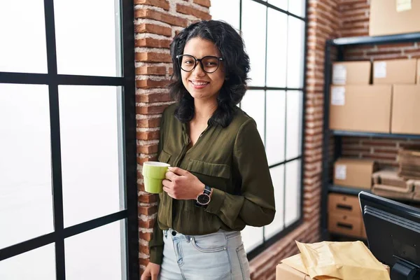 Jonge Latijnse Vrouw Commerce Zakenman Drinken Koffie Kantoor — Stockfoto