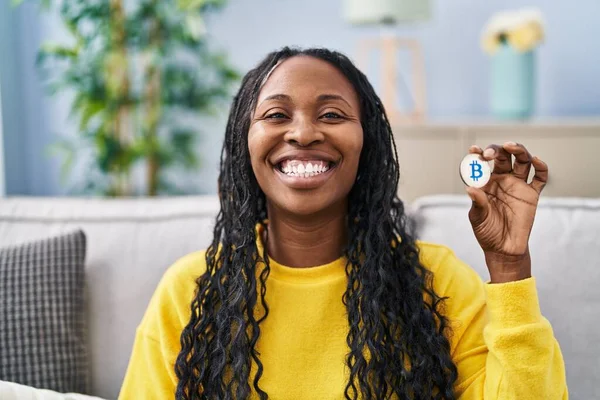 African Woman Holding Virtual Currency Bitcoin Looking Positive Happy Standing — Stock Photo, Image