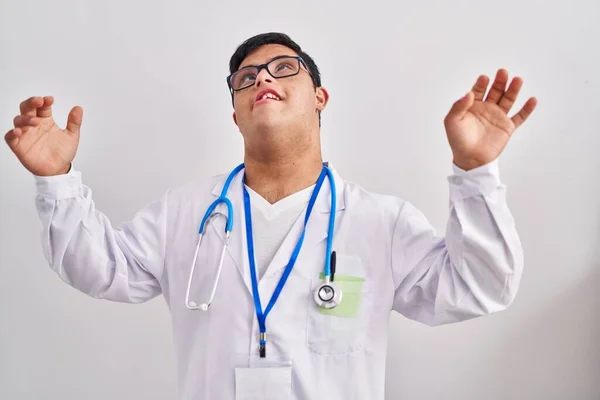 Sendromlu Genç Spanyol Adam Doktor Üniforması Giyiyor Steteskop Deli Gibi — Stok fotoğraf