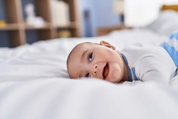 Schattige Baby Lachend Zelfverzekerd Liggend Bed Slaapkamer — Stockfoto