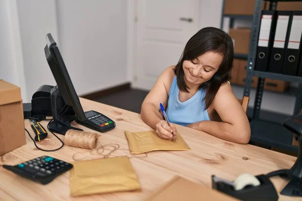 Sendromlu Kadın Ecommerce Işçisi Ofiste Paket Siparişi Yazıyor — Stok fotoğraf