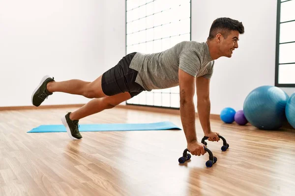 Joven Hispano Sonriendo Confiado Entrenamiento Abs Ejercicio Centro Deportivo —  Fotos de Stock