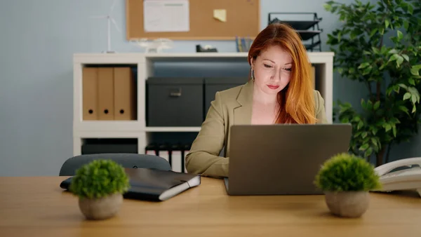 Молодая Рыжая Деловая Женщина Ноутбуком Работающая Офисе — стоковое фото