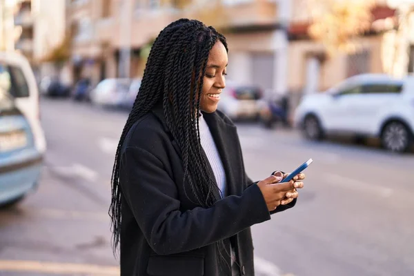 Afričanky Americká Žena Úsměvem Sebevědomě Pomocí Smartphone Ulici — Stock fotografie