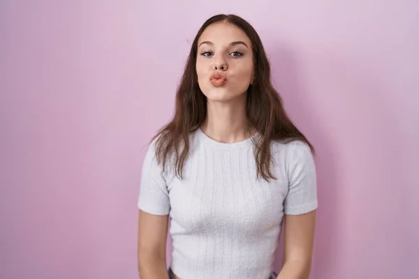 Young Hispanic Girl Standing Pink Background Looking Camera Blowing Kiss — Photo