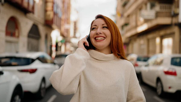 Jonge Roodharige Vrouw Glimlachen Zelfverzekerd Praten Smartphone Straat — Stockfoto