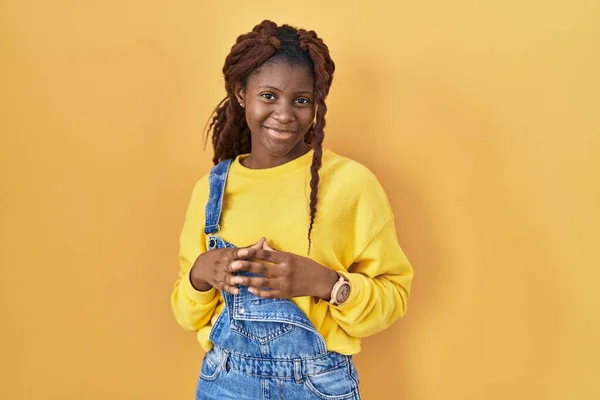 African Woman Standing Yellow Background Hands Together Fingers Crossed Smiling — Stockfoto