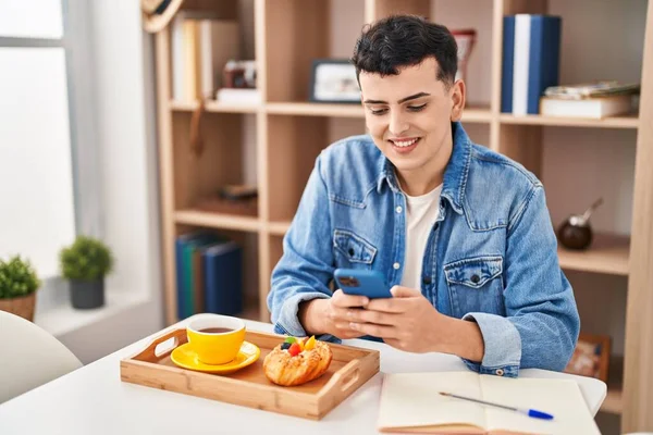 Young Non Binary Man Using Smartphone Having Breakfast Home — Stockfoto