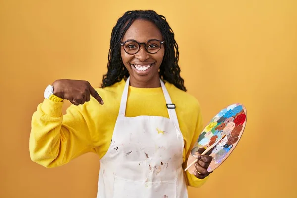 African Woman Holding Painter Palette Looking Confident Smile Face Pointing — Stock Photo, Image