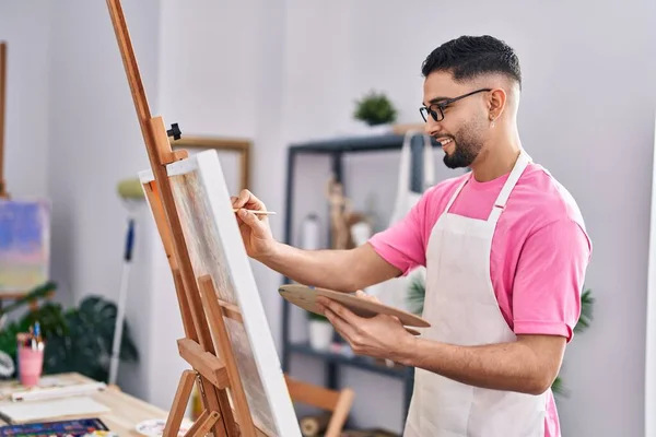 Jovem Artista Árabe Homem Sorrindo Desenho Confiante Estúdio Arte — Fotografia de Stock