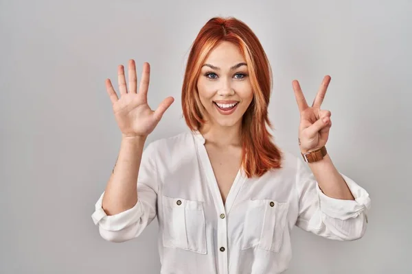 Jonge Kaukasische Vrouw Staan Geïsoleerde Achtergrond Tonen Wijzen Met Vingers — Stockfoto