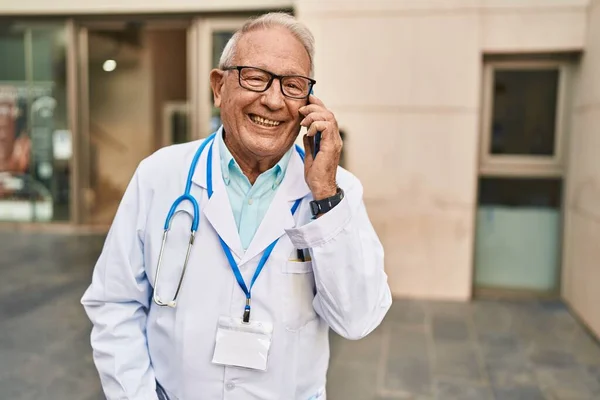 Senior Man Doktersuniform Gesprek Smartphone Straat — Stockfoto