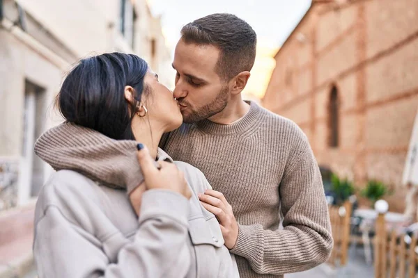 Man Woman Couple Hugging Each Other Kissing Street — Foto Stock