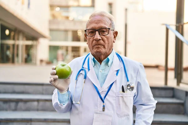 Médico Senior Con Cabello Gris Que Sostiene Una Actitud Saludable —  Fotos de Stock