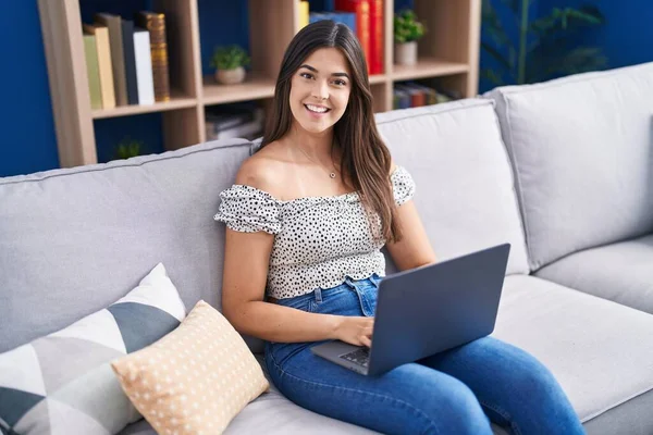 Jovem Bela Mulher Hispânica Usando Laptop Sentado Sofá Casa — Fotografia de Stock