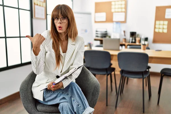 Hispanische Geschäftsfrau Büro Überrascht Mit Erhobenem Zeigefinger Zur Seite Offener — Stockfoto