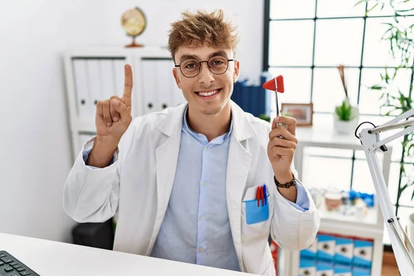 Young Caucasian Doctor Man Holding Reflex Hammer Clinic Smiling Idea — Stok fotoğraf