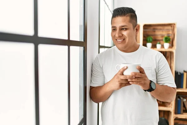 Junger Hispanischer Mann Lächelt Glücklich Und Trinkt Kaffee Stehen — Stockfoto