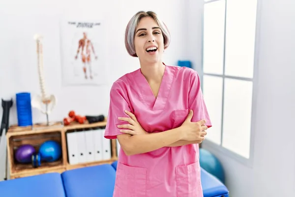 Jovem Enfermeira Que Trabalha Clínica Recuperação Dor Rosto Feliz Sorrindo — Fotografia de Stock