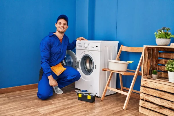 Jovem Hispânico Trabalhando Máquina Lavar Roupa Olhando Positivo Feliz Sorrindo — Fotografia de Stock