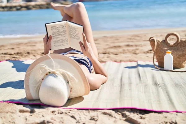 Jovem Hispânica Usando Biquíni Chapéu Verão Livro Leitura Beira Mar — Fotografia de Stock