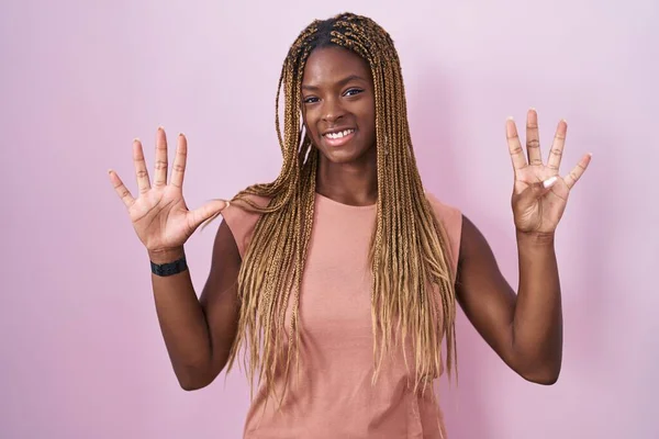 Afroamerikanerin Mit Geflochtenem Haar Steht Vor Rosa Hintergrund Und Zeigt — Stockfoto