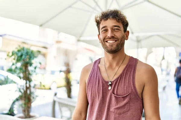 Νεαρός Ισπανός Χαμογελάει Αυτοπεποίθηση Περπατώντας Στο Δρόμο — Φωτογραφία Αρχείου