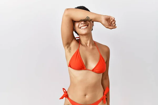 Jeune Femme Hispanique Aux Cheveux Courts Portant Bikini Couvrant Les — Photo