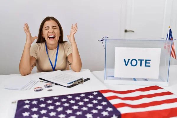 Mujer Morena Joven Las Elecciones Políticas Sentada Por Votación Celebrando —  Fotos de Stock