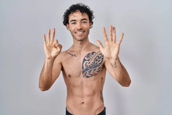 Spanyol Adam Üstsüz Duruyor Sekiz Numaralı Parmaklarıyla Işaret Ediyor Kendinden — Stok fotoğraf