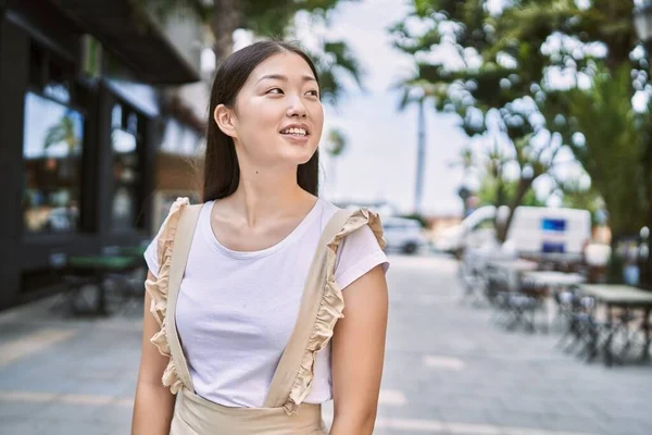 Ung Kinesisk Flicka Ler Glad Stående Vid Staden — Stockfoto