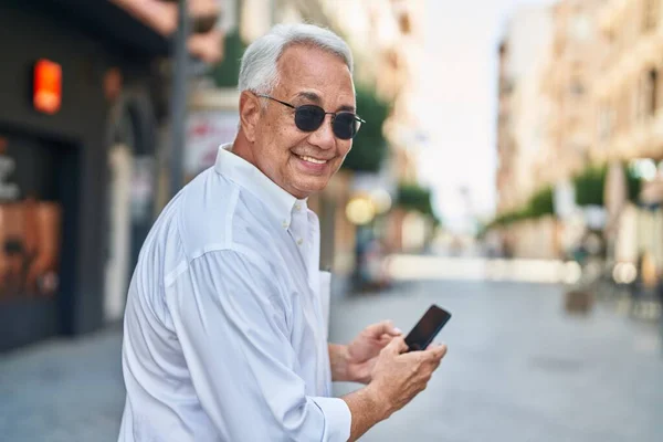 Homem Cabelos Grisalhos Meia Idade Sorrindo Confiante Usando Smartphone Rua — Fotografia de Stock