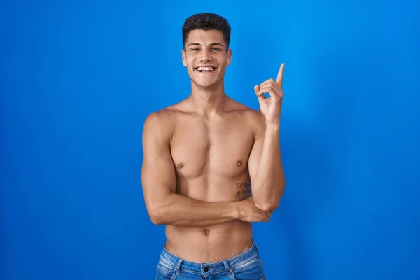 Joven Hombre Hispano Pie Sin Camisa Sobre Fondo Azul Con —  Fotos de Stock