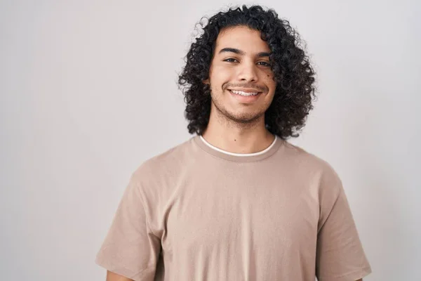 Hispanic Man Med Lockigt Hår Står Över Vit Bakgrund Med — Stockfoto