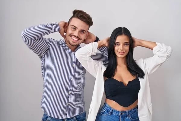 Jovem Casal Hispânico Sobre Fundo Branco Relaxante Alongamento Braços Mãos — Fotografia de Stock