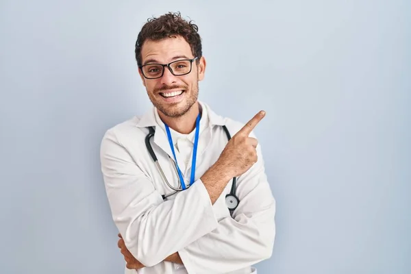 Jonge Spaanse Man Doktersuniform Stethoscoop Met Een Grote Glimlach Het — Stockfoto
