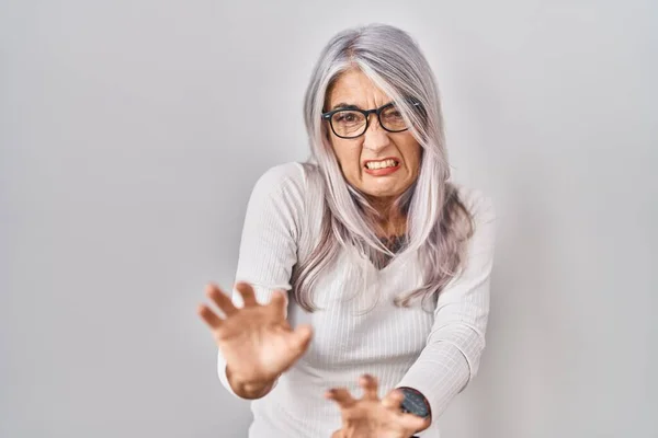 Beyaz Arka Planda Gri Saçlı Orta Yaşlı Bir Kadın Tiksinti — Stok fotoğraf