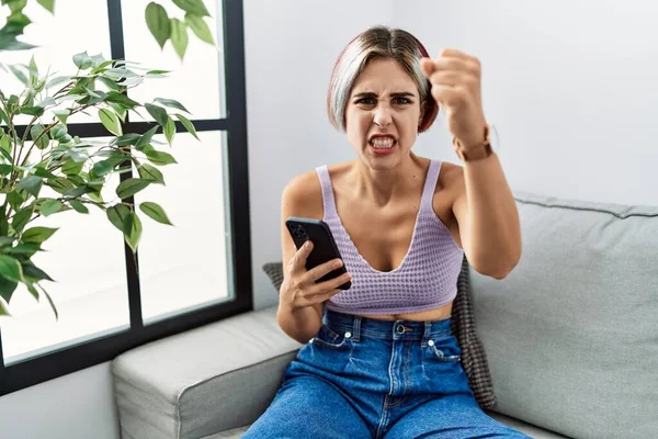 Ung Vacker Kvinna Med Smartphone Skriva Meddelande Sitter Soffan Arg — Stockfoto