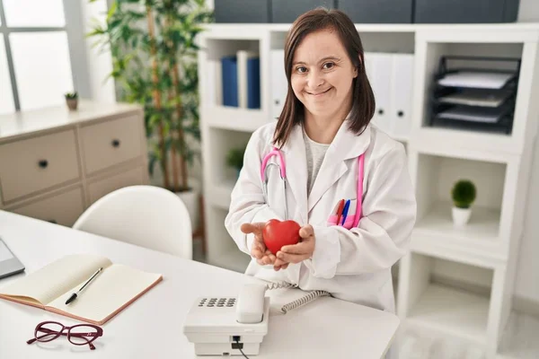 Syndrome Woman Wearing Doctor Uniform Holding Heart Clinic — Foto Stock