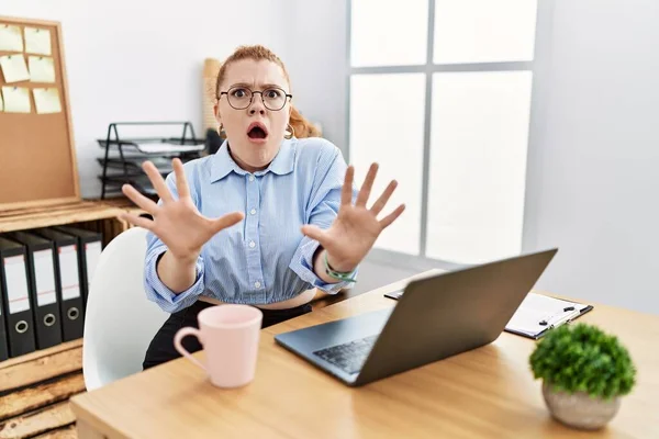 Mujer Pelirroja Joven Que Trabaja Oficina Usando Computadora Portátil Asustado — Foto de Stock
