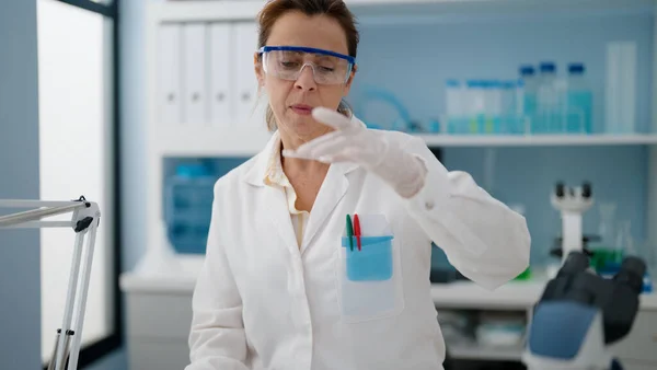 Mulher Hispânica Meia Idade Vestindo Uniforme Cientista Trabalhando Laboratório — Fotografia de Stock