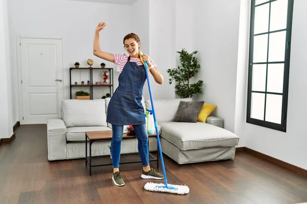 Giovane Donna Più Pulita Canto Canzone Utilizzando Mop Come Microfono — Foto Stock