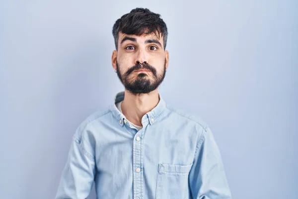 Jeune Homme Hispanique Avec Barbe Debout Sur Fond Bleu Joues — Photo