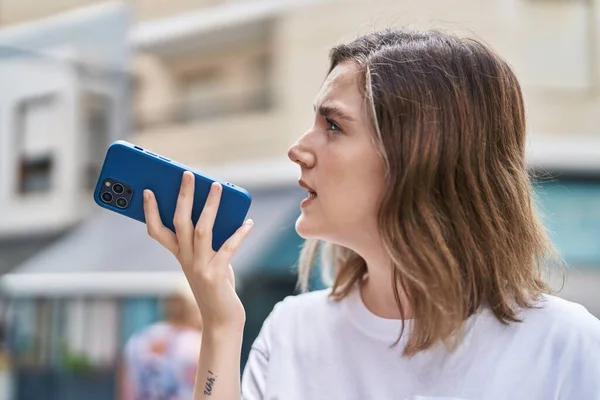 Mujer Joven Hablando Smartphone Calle — Foto de Stock