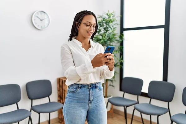 Mladý Africký Američan Žena Úsměv Jistý Pomocí Smartphone Čekárně — Stock fotografie