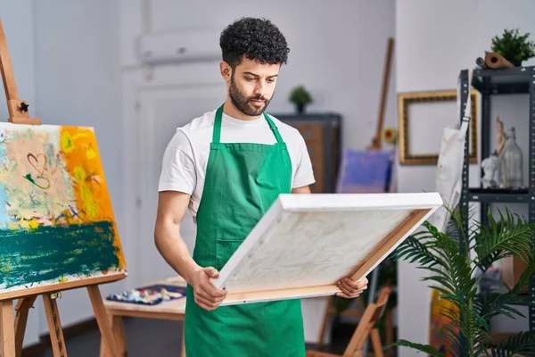 Homem Árabe Estúdio Arte Relaxado Com Expressão Séria Rosto Simples — Fotografia de Stock
