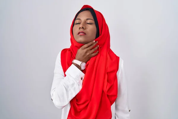 전통적 스카프를 아라파 여성은 통증을 느끼고 있으며 목에는 정강이 감염등 — 스톡 사진