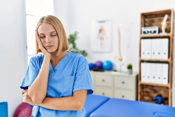 Young Caucasian Physiotherapist Woman Working Pain Recovery Clinic Thinking Looking — Photo