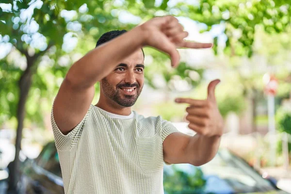 Young Hispanic Man Smiling Confident Doing Photo Gesture Hands Street — Foto Stock